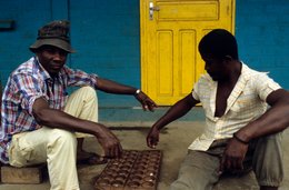 Archipel-des-Comores;-Bao;-France;-Hommes;-Jeu-traditionnel;-Kaleidos;-Kaleidos-images;-La-parole-à-limage;-Laurent-Abad;-Mayotte;-Mur-bleu;-Océan-Indien;-Porte-jaune;-Stories-Pictures;-Vie-quotidienne
